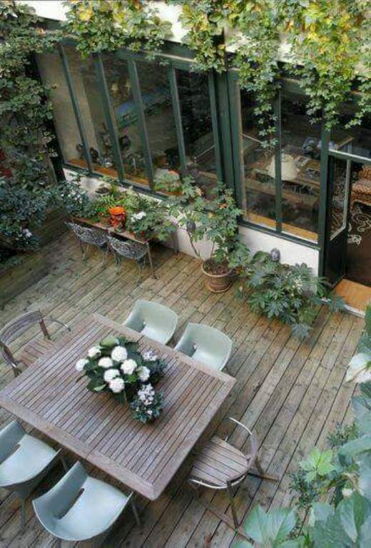 UNE TERRASSE BOIS TOUTE SIMPLE, INSPIRATRICE DE REPOS ET DE QUIETUDE
