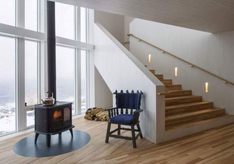 AMBIANCE GRAPHIQUE ET EPUREE, POURTANT CHALEUREUSE GRACE AU PARQUET BOIS