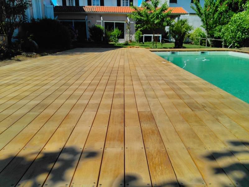 Terrasse avec piscine en bois exotique Garapa chez 100%Bois � Bidart