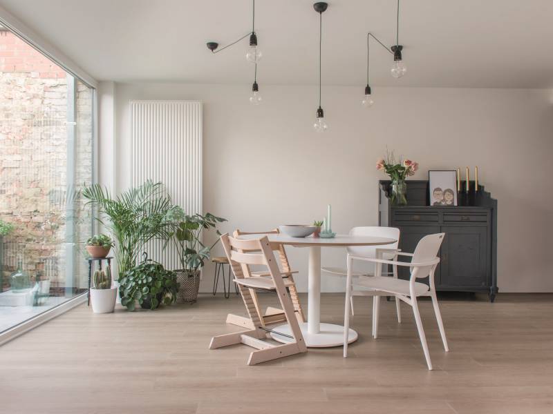 Parquet vinyle Sava Almond clair et chatoyant pour votre salon chez 100%Bois à Bordeaux