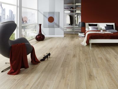 Salon lumineux avec des lames de stratifié céruse blanche léger brossage 100%Bois Bordeaux