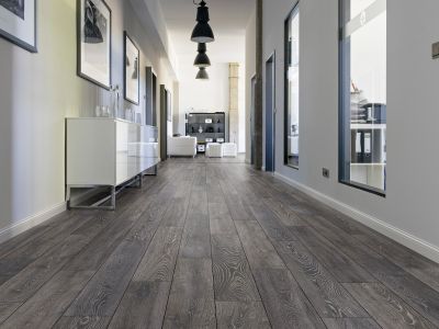 Couloir avec un somptueux sol stratifié noir chêne Bedrock à Biarritz