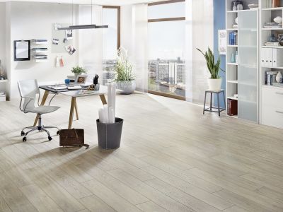 Salon lumineux avec un sol stratifié chêne gris clair à Bordeaux