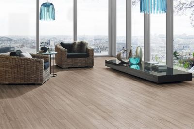 Salon clair et lumineux avec un magnifique parquet stratifié en vente chez 100%Bois à Mérignac