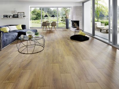 Salon avec sol stratifié chêne Harlech aspect authentique agréable à Bordeaux