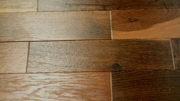 Détail du parquet contrecollé  chêne 2 frises fuméarquet de petite largeur mais le confort de pose de lames larges! nouveauté 100%BOIS !
