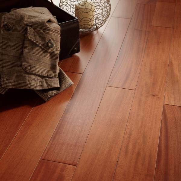 Un parquet pour votre salle de bains, optez pour le parquet massif  Acajou verni 12x90mm.Achat en Boutique 100%BOIS Mérignac près de Libourne,à Bidart près d 'Hendaye, ou sur le site centpourcentboisshop.fr