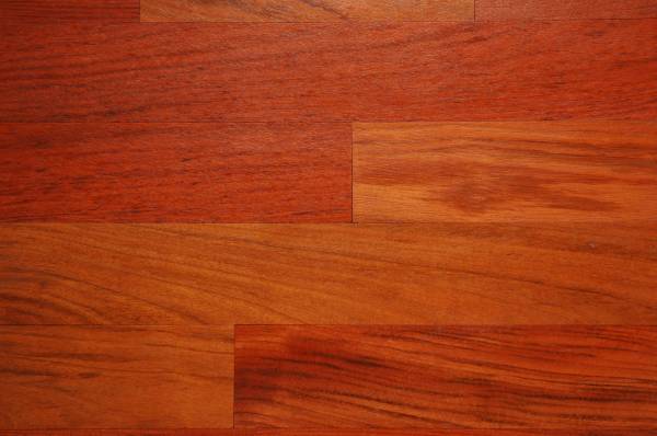 gros plan sur parquet massif jatoba exotique