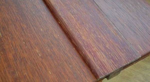 Les seuils massifs pour parquets en Merbau brut 12x35x1100 mm .Finition au choix à apposer par vos soins.